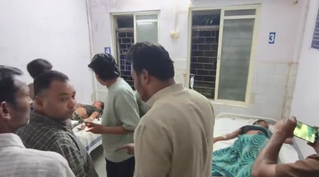 सड़क हादसे के बाद पटले ट्रेक्टर ट्रॉली, अस्पताल में भर्ती घायल,