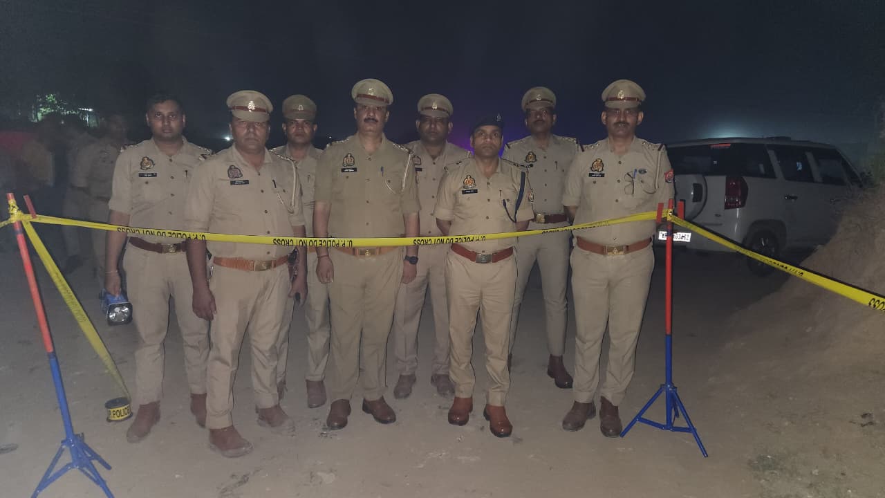 मौके पर पुलिस बल मौके पर पुलिस बल