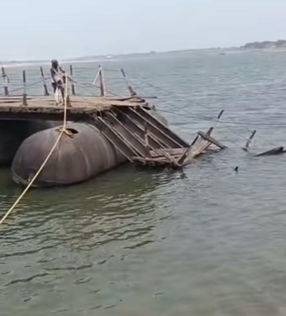 उप्र के प्रयागराज जिले के मेजा क्षेत्र में गंगा नदी में बह गये पांटून पुल की मरम्मत की जा रही;