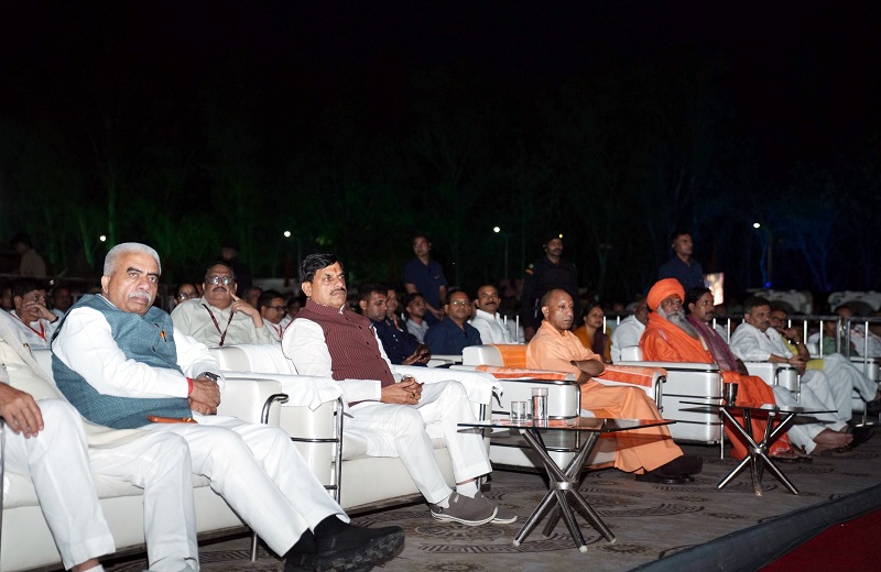 वाराणसी में महानाट्य ‘सम्राट विक्रमादित्य’ का ऐतिहासिक मंचन देखते हुए मप्र और यूपी के सीएम और मंत्रीगण