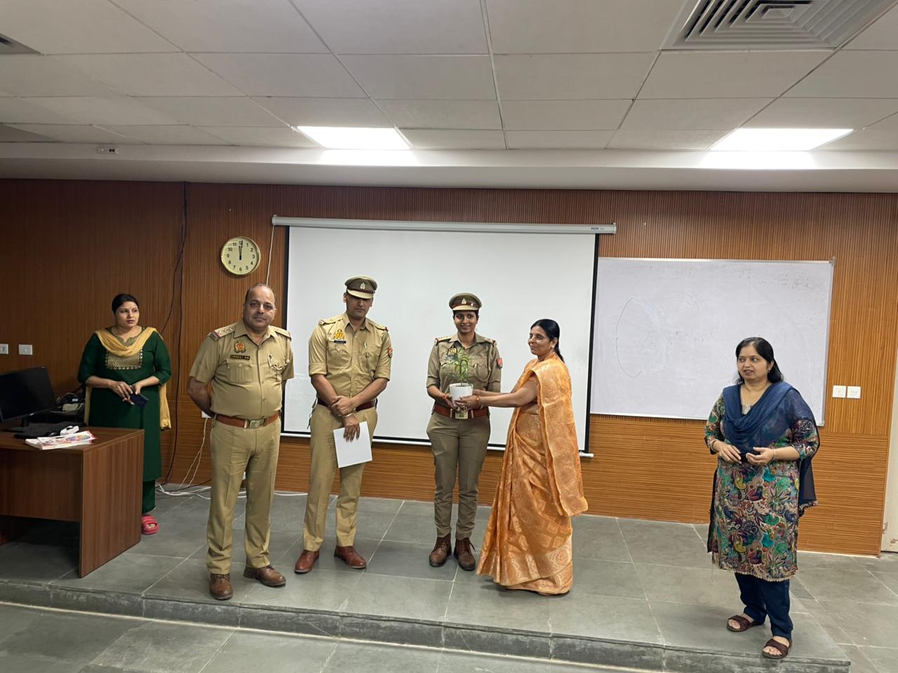 पुलिस अधिकारियों को सम्मानित करती प्रधानाचार्य डॉ वाणी गुप्ता