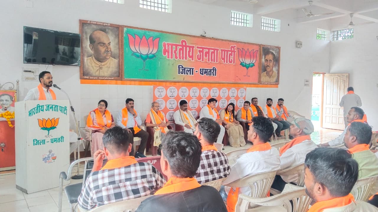 कार्यक्रम को संबोधित करते हुए ओमेश यादव।