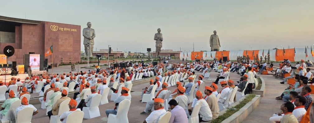 राष्ट्र प्रेरणा स्थल पर भाजपा कार्यकर्ता राष्ट्र प्रेरणा स्थल पर भाजपा कार्यकर्ता