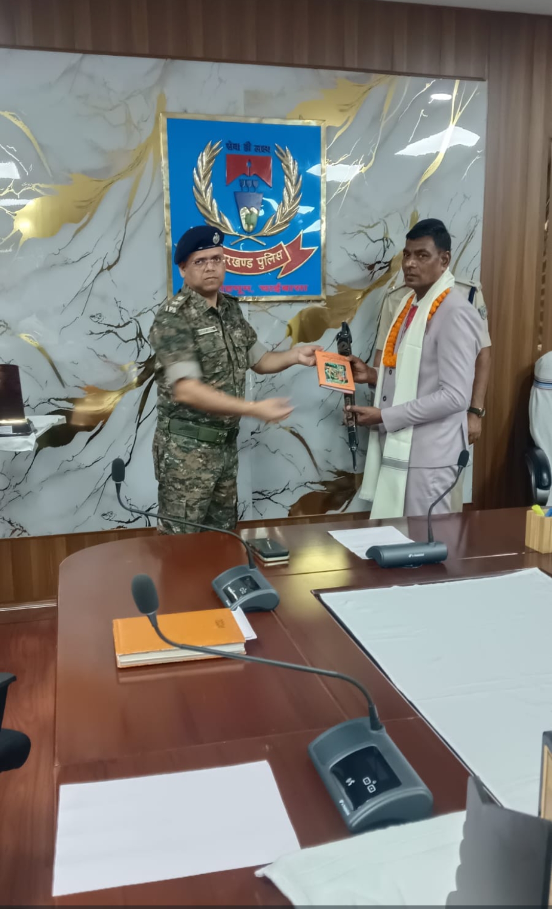 सेवानिवृत्त सूबेदार बाबूलाल टुडू(सफारी सूट में )और पु.अ.नि. भानु प्रताप सिंह