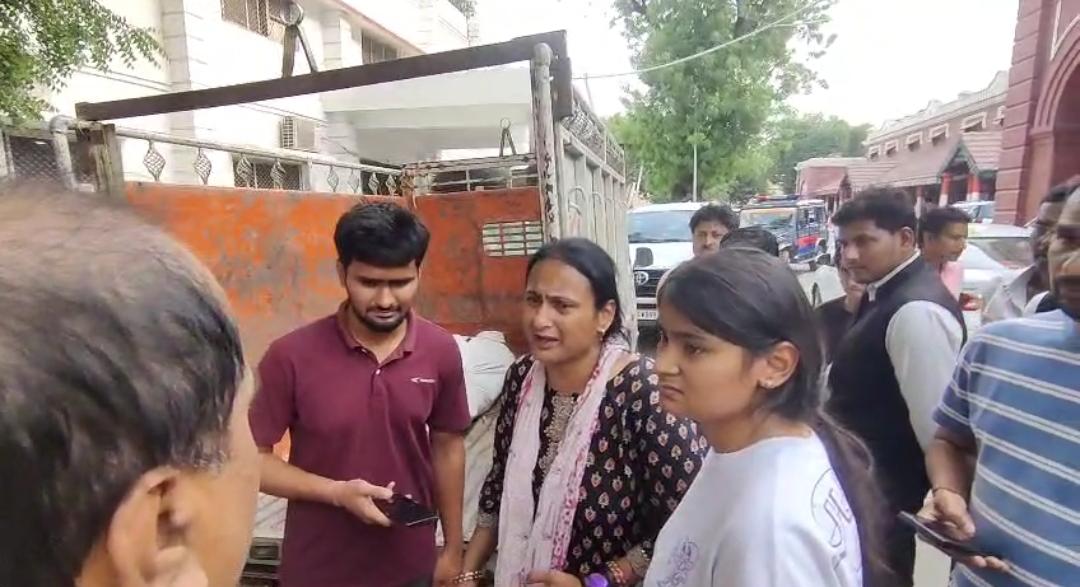 जिलाधिकारी कार्यालय के सामने अपने पति का शव लेकर पहुंची संगीता