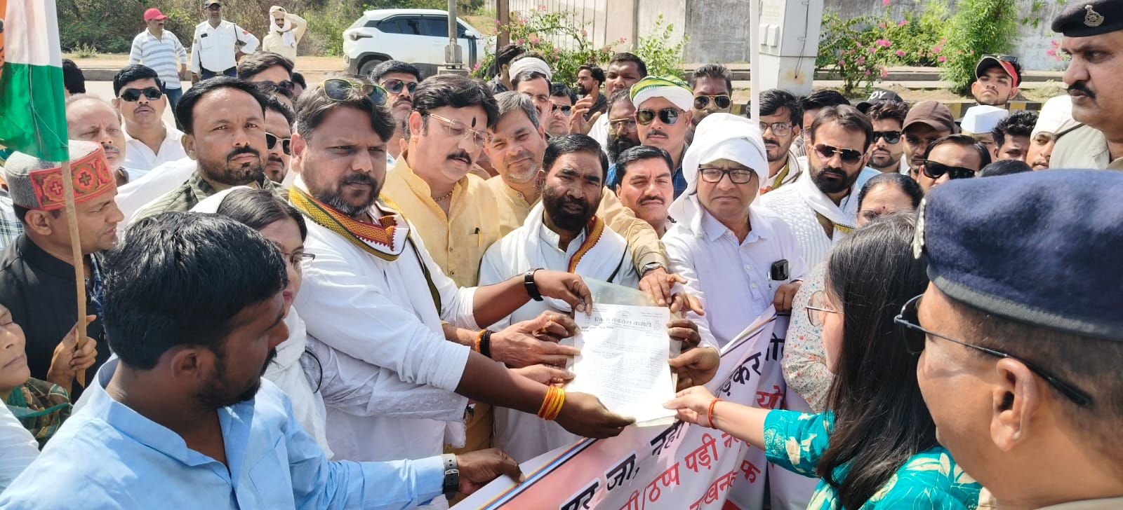 प्रर्दशन करते हुए कांग्रेसी