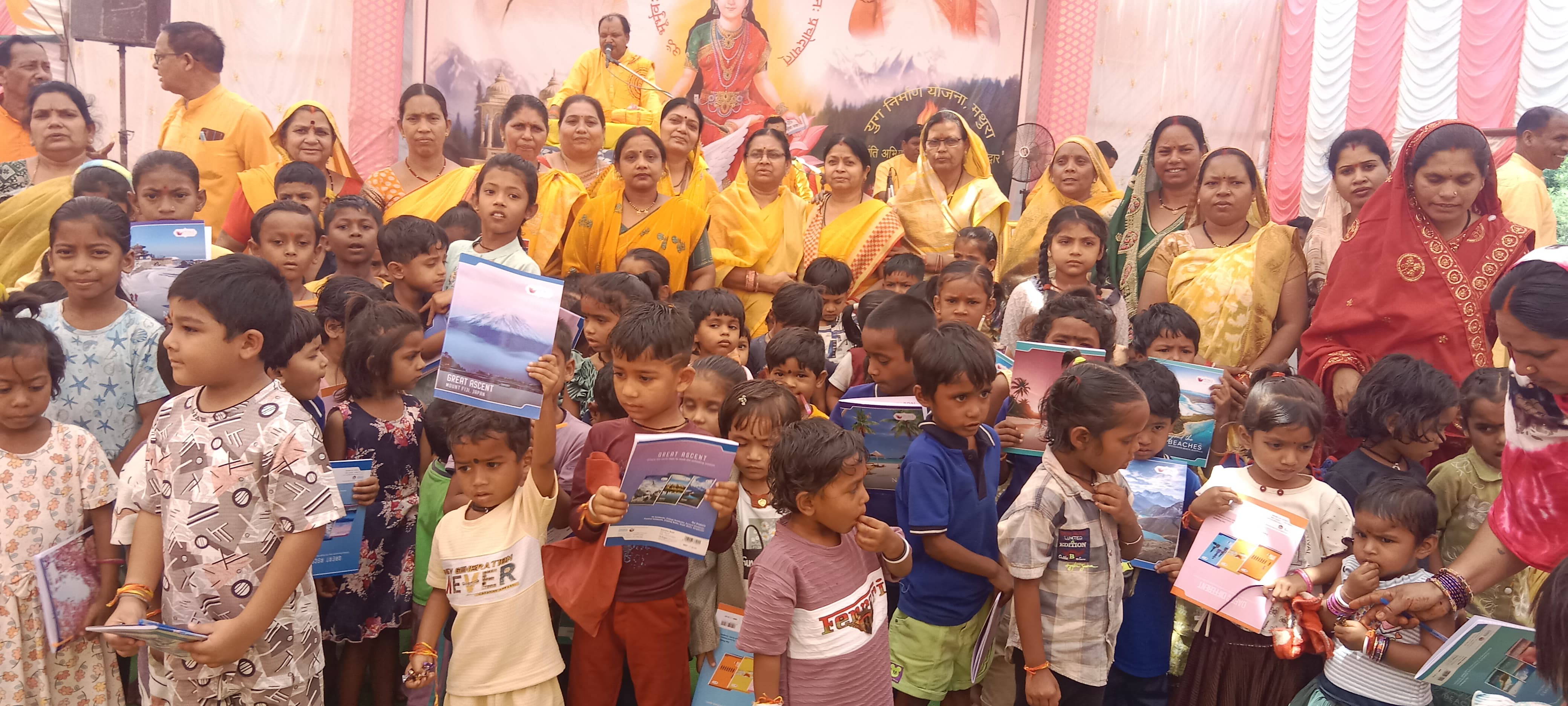 पंचकुंडीय गायत्री महायज्ञ में किया गया बच्चों का विद्यारंभ संस्कार। पंचकुंडीय गायत्री महायज्ञ में किया गया बच्चों का विद्यारंभ संस्कार।