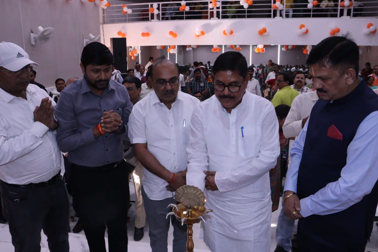 प्रेक्षागृह में कार्यक्रम का उद्घाटन करते हुए विधायक मडियाहूं आर पटेल दीप प्रज्वलित करते हुए जिलाधिकारी डॉ दिनेश चंद्र