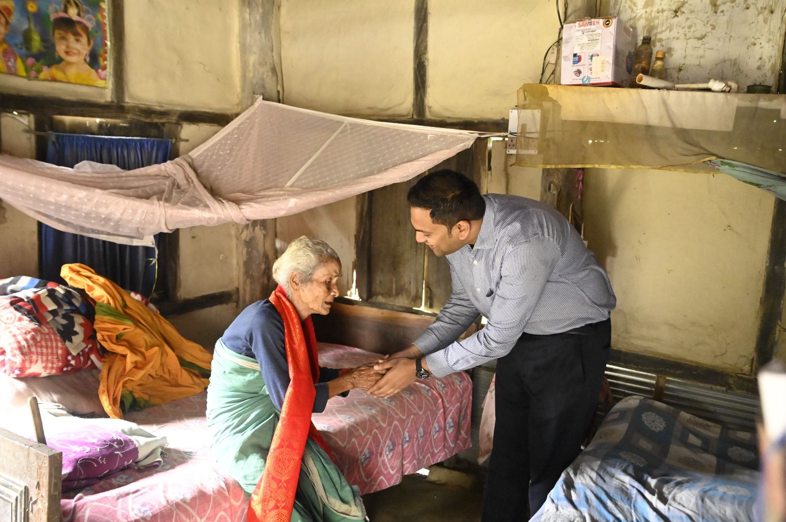 हर द्वार पर लोकतंत्र : कोकराझार में 101 वर्षीय मतदाता सुकाली बर्मन का सम्मान।