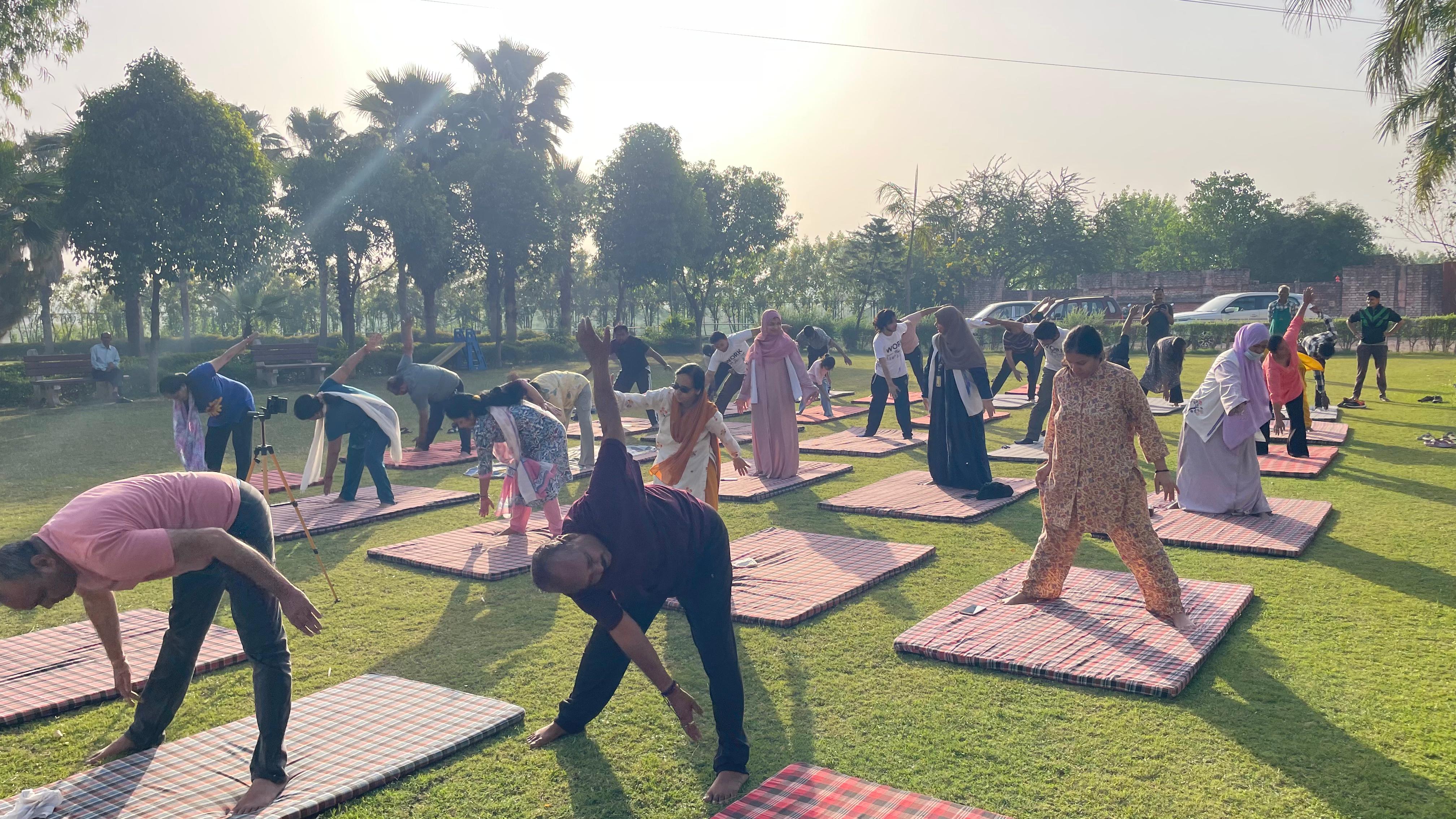 बलदेव अग्रवाल नेचरोपेथी सेंटर रविवार को स्वास्थ्य जागरूकता करते लोग। बलदेव अग्रवाल नेचरोपेथी सेंटर रविवार को स्वास्थ्य जागरूकता करते लोग।