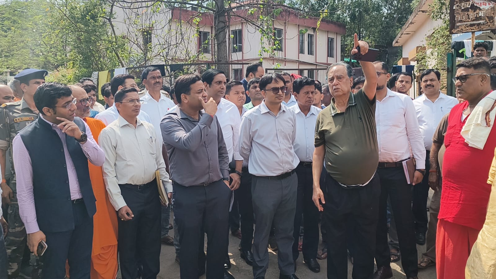 निरीक्षण करते अधिकारी