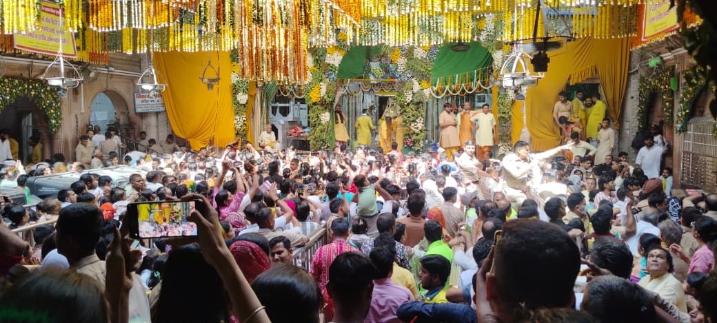 मंदिर में भीड का दर्शन