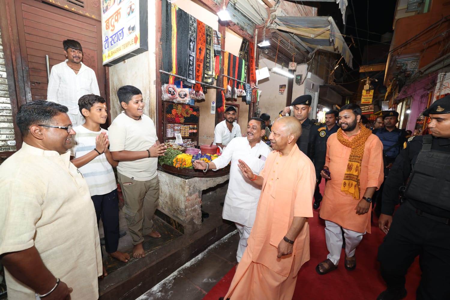 मुख्यमंत्री कालभैरव मंदिर के बाहर बच्चों से बातचीत करते हुए