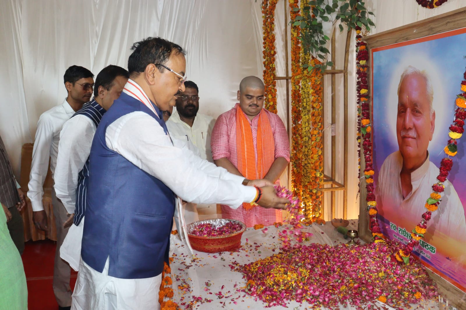 श्रद्धांजलि अर्पित करते डिप्टी सीएम श्रद्धांजलि अर्पित करते डिप्टी सीएम