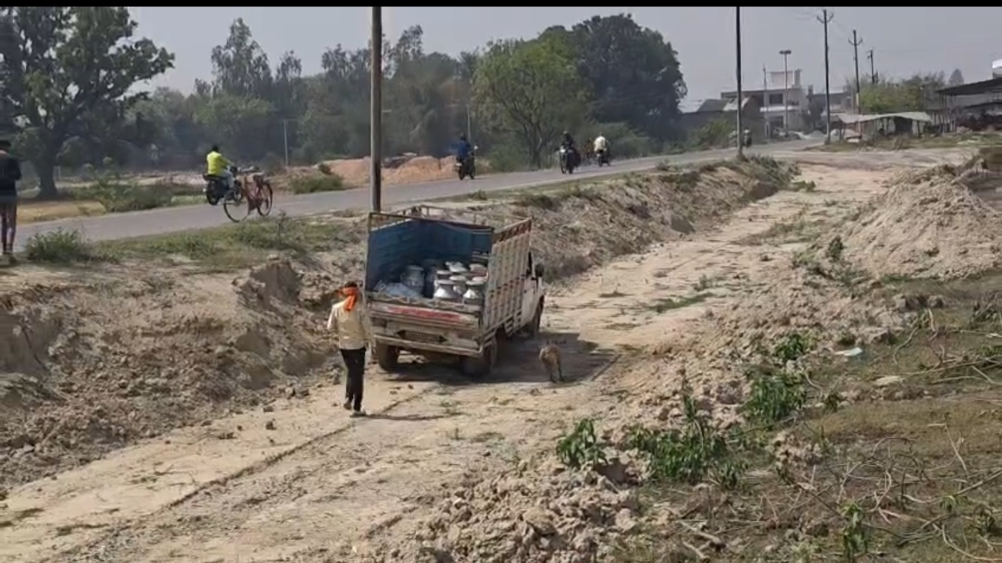 दुर्घटनाग्रस्त पिकअप सड़क के नीचे