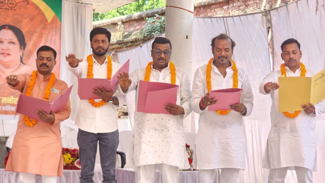 नगर पालिका परिषद में शपथ ग्रहण करते हुए नामित सभासद