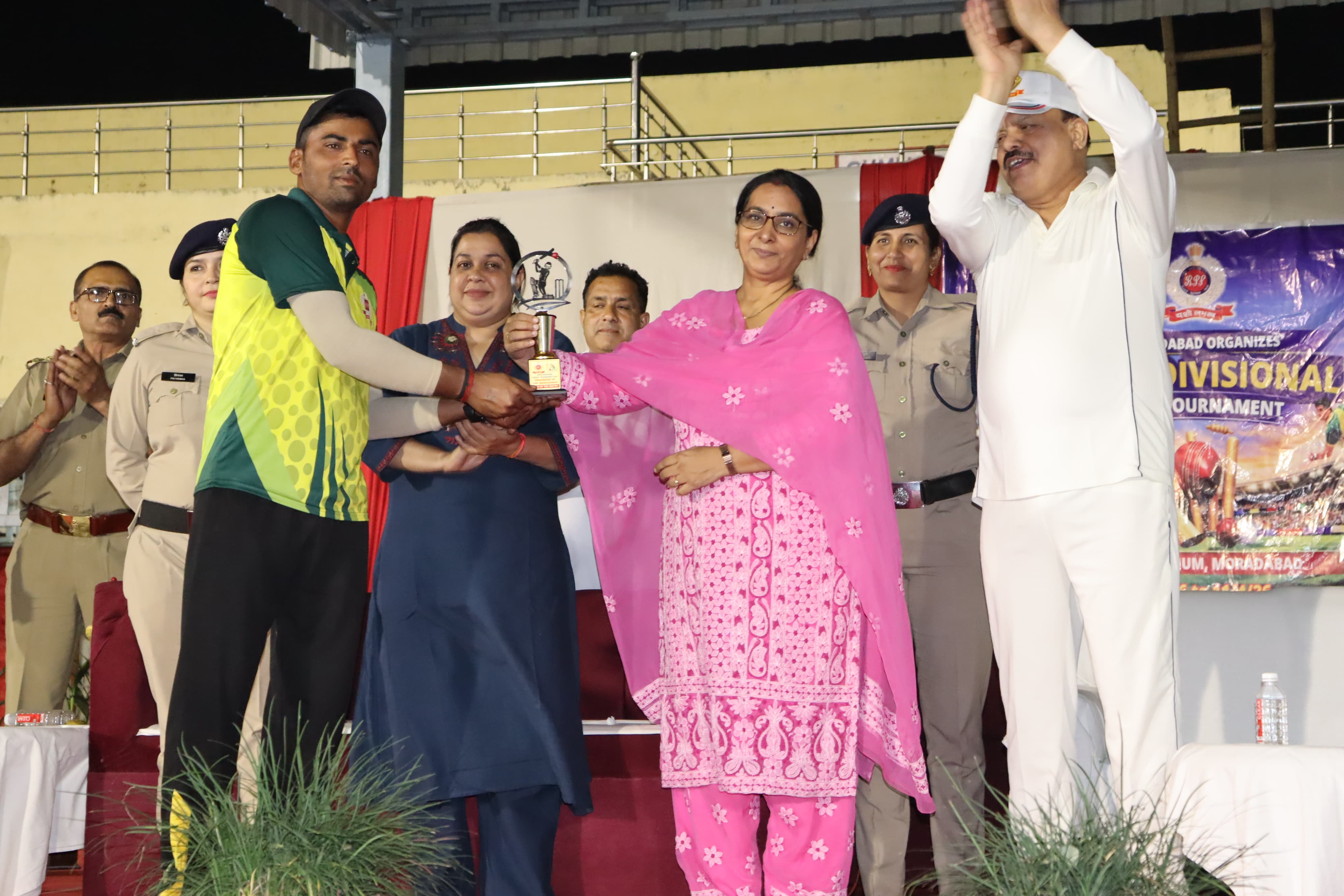 अंतर मंडलीय क्रिकेट प्रतियोगिता जीतने पर मुरादाबाद रेल मंडल की टीम के साथ डीआरएम।