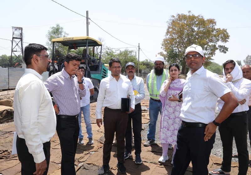 उज्जैन संभागायुक्त-कलेक्टर ने किया सड़क निर्माण कार्यों का निरीक्षण उज्जैन संभागायुक्त-कलेक्टर ने किया सड़क निर्माण कार्यों का निरीक्षण