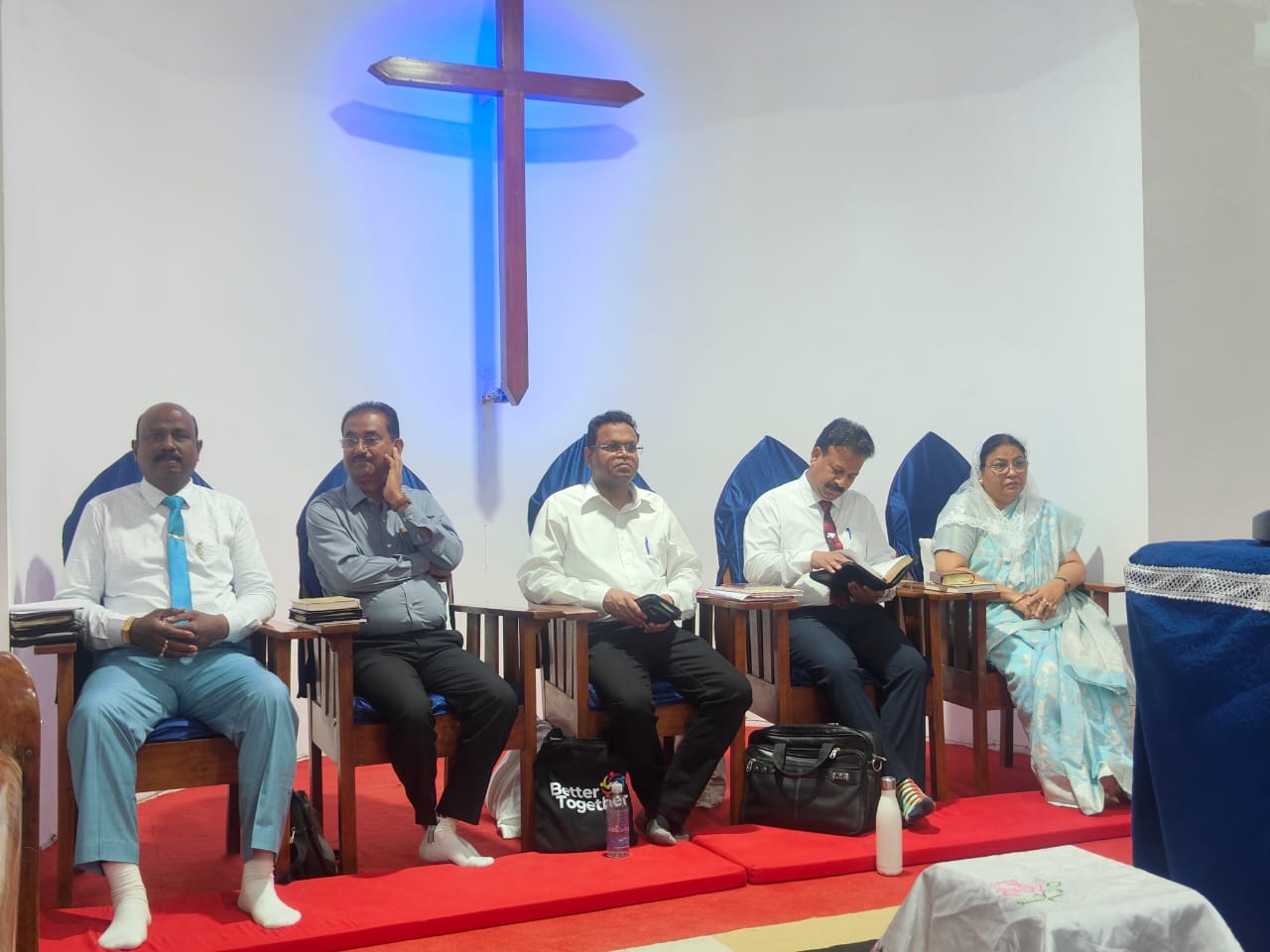 समूह में बैठे हुए मसीही समाज के लोग। समूह में बैठे हुए मसीही समाज के लोग।