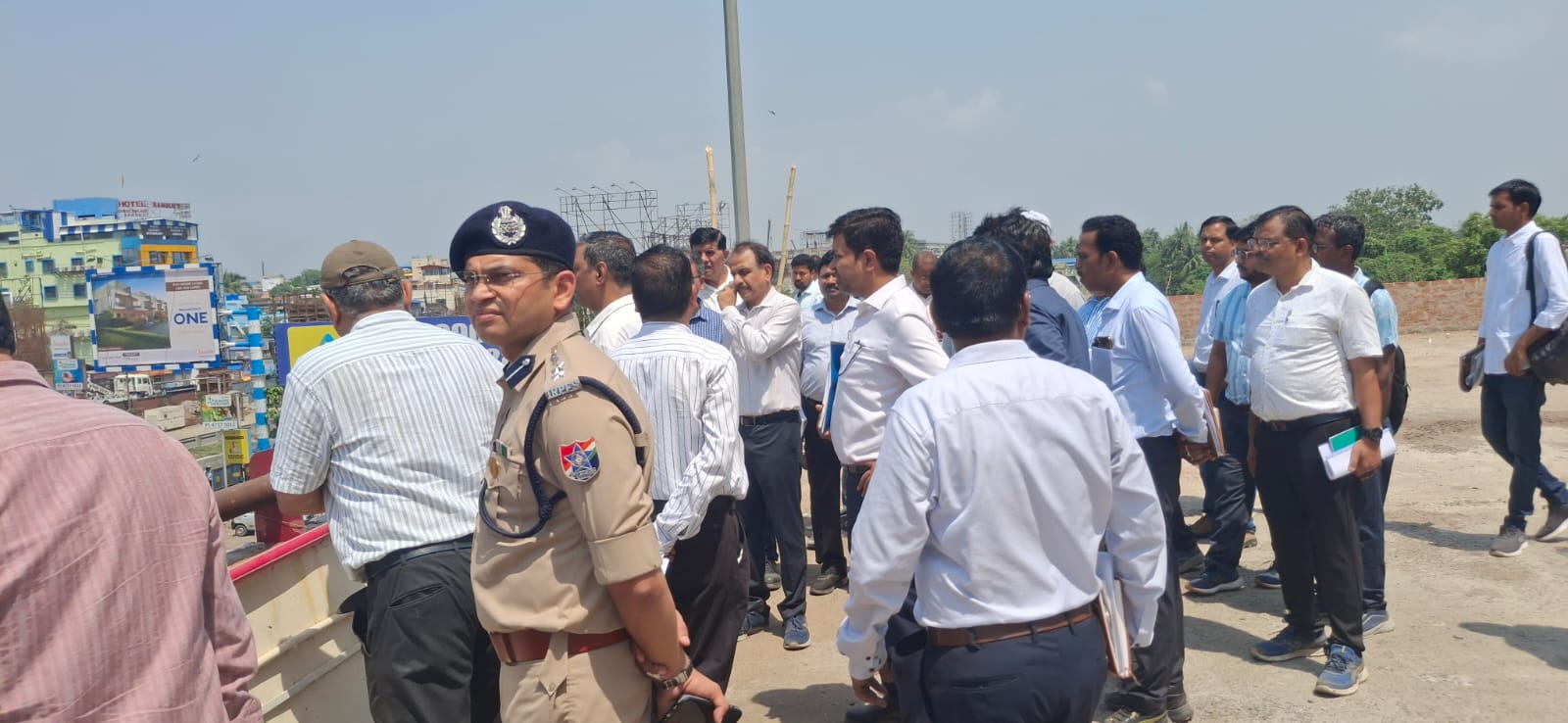 शालीमार और सांतरागाछी स्टेशन का निरीक्षण  करते हुए महाप्रबंधक