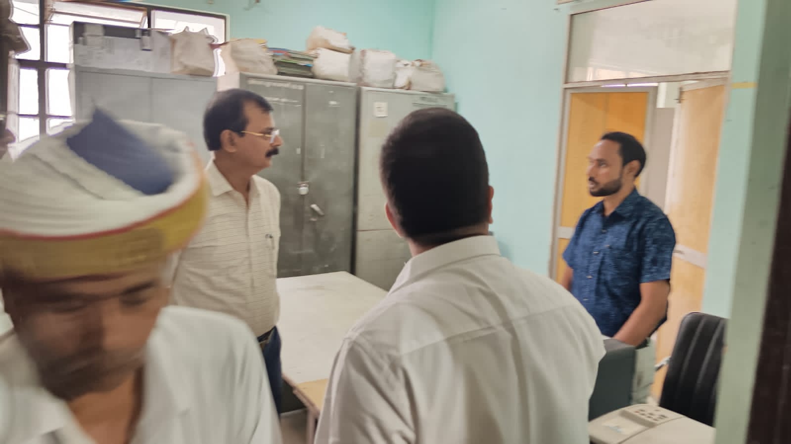 कार्यालय का जांच करते सीडीओ