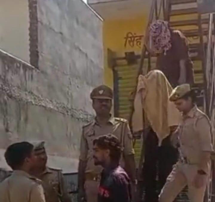 स्पा सेंटर से पकड़ा युवती फोटो स्पा सेंटर से पकड़ा युवती फोटो