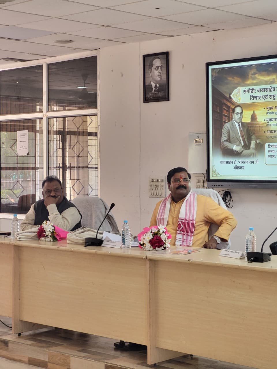 मंच पर बैठे प्रांत समरसता प्रमुख राजकिशोर