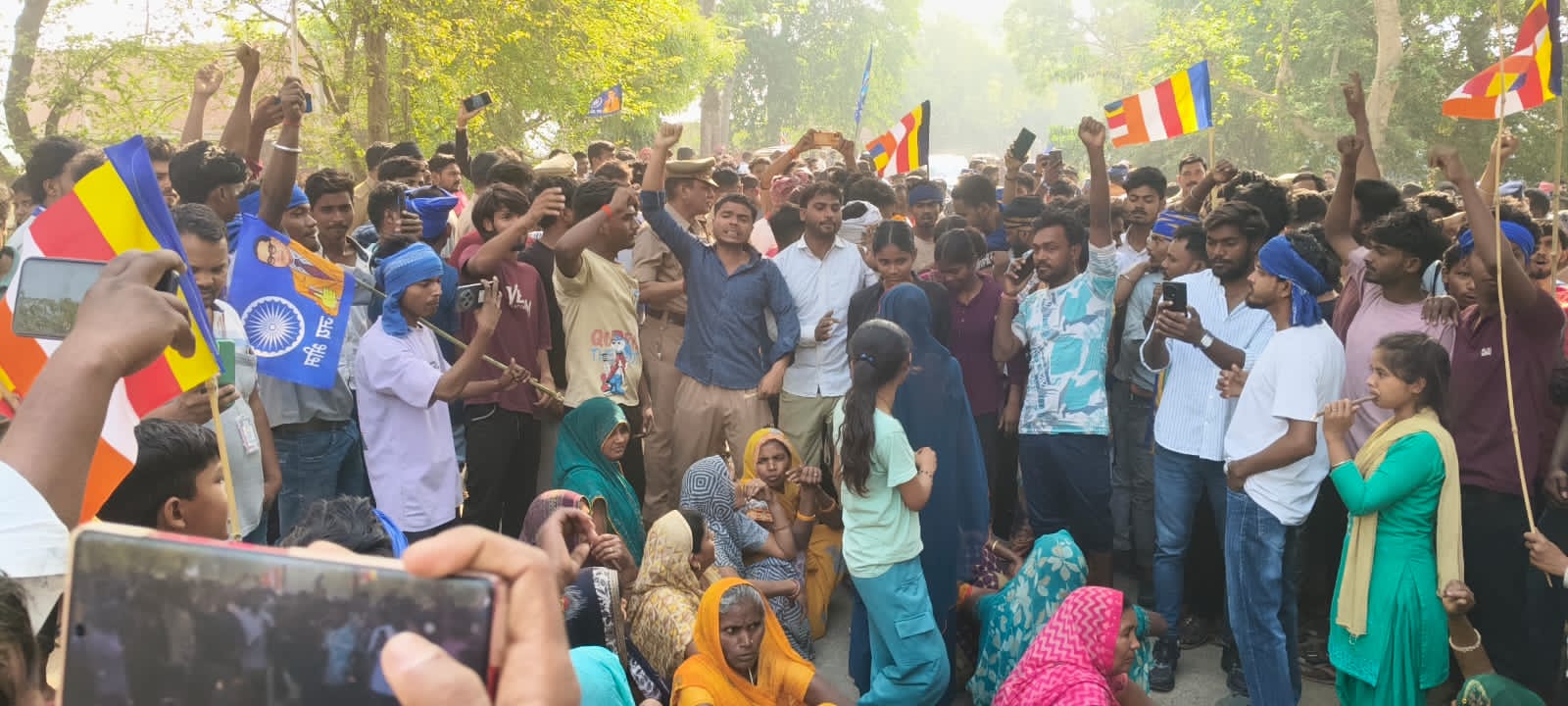 अम्बेडकर प्रतिमा क्षतिग्रस्त होने पर बावला करते हुए ग्रामीण