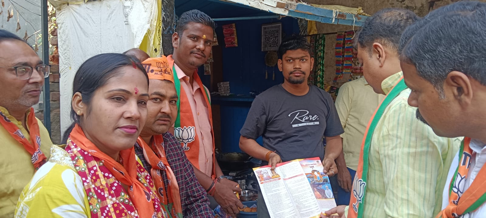 बीजेपी कार्यकर्ता सरकार की उपलब्धि को लेकर जनता को जगरूक करते हुए