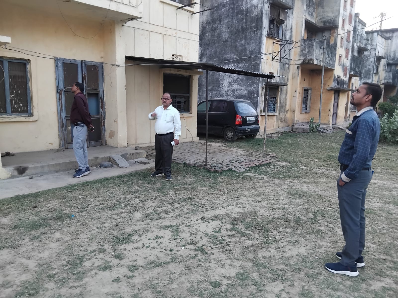 सीबीगंज की आईटीआर कॉलोनी में बिजली चोरी की जांच करते विद्युत विभाग की टीम। सीबीगंज की आईटीआर कॉलोनी में बिजली चोरी की जांच करते विद्युत विभाग की टीम।