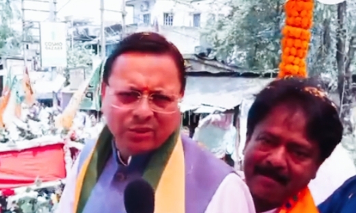 पुष्कर सिंह धामी बनगांव में प्रचार करते हुए