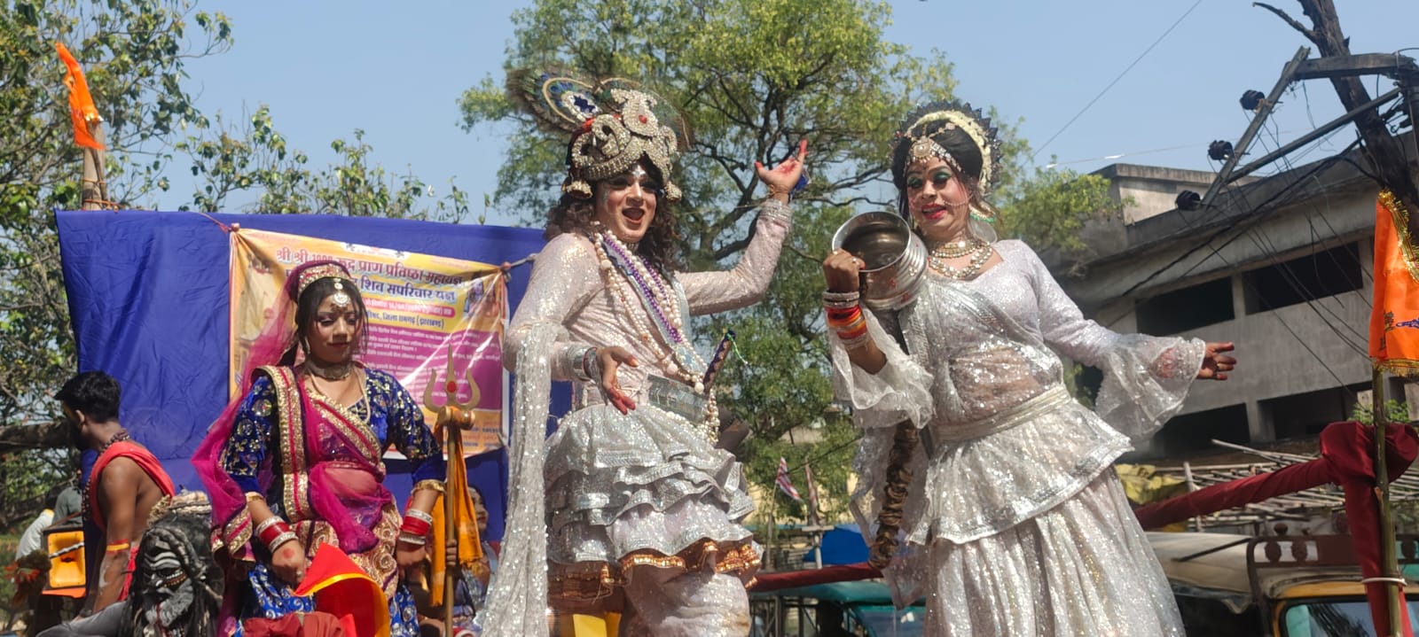 कलाकारों ने लोगों का मन मोहा कलाकारों ने लोगों का मन मोहा