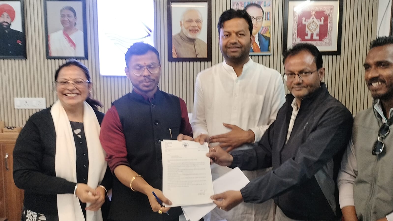 ज्ञापन प्रदर्शित करते कांग्रेस कार्यकर्ता।