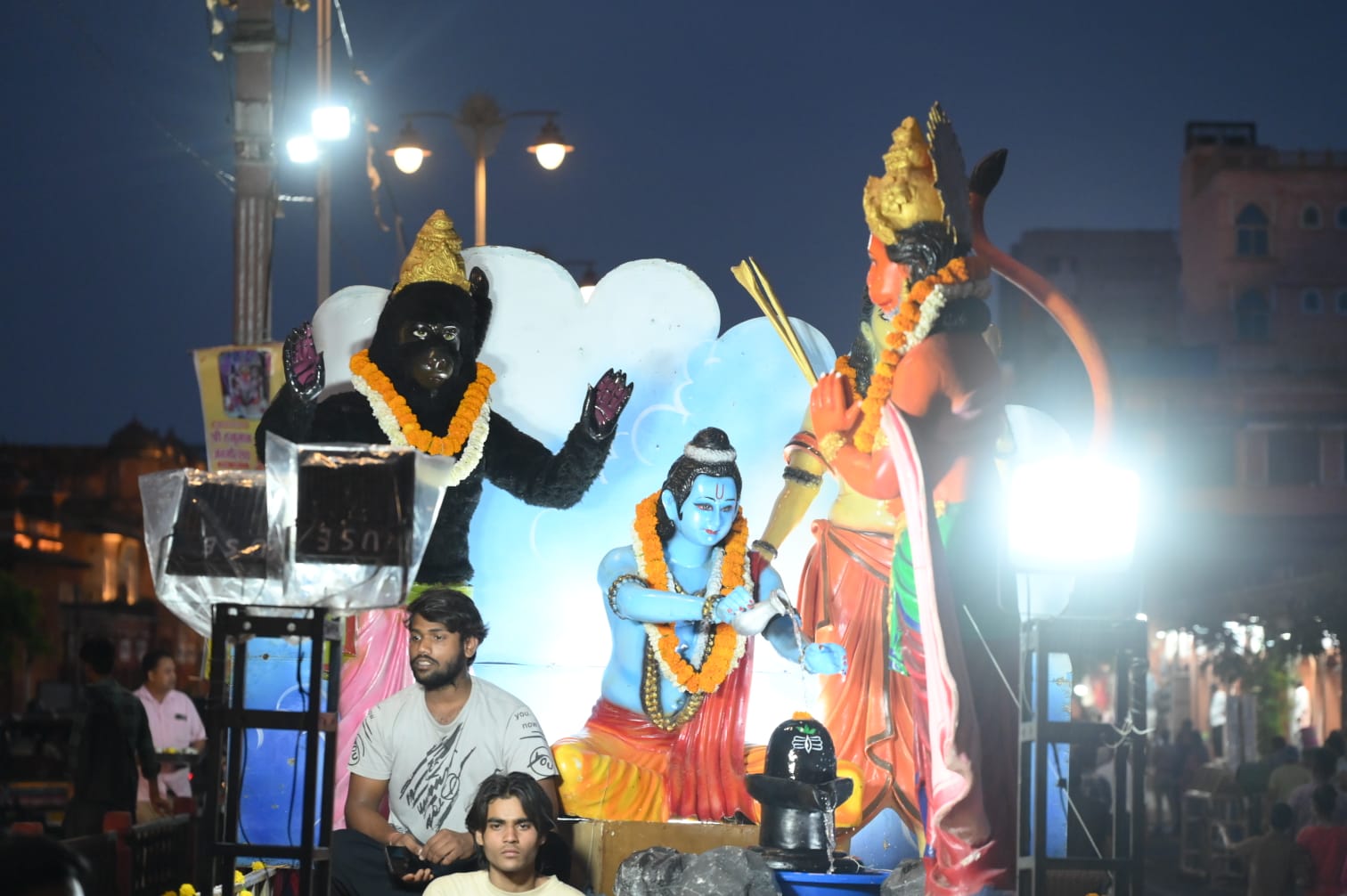 वीर बजरंग बली अपने आराध्य भगवान श्रीराम—माता जानकी सहित अन्य देवी-देवताओं के साथ नगर भ्रमण पर निकले