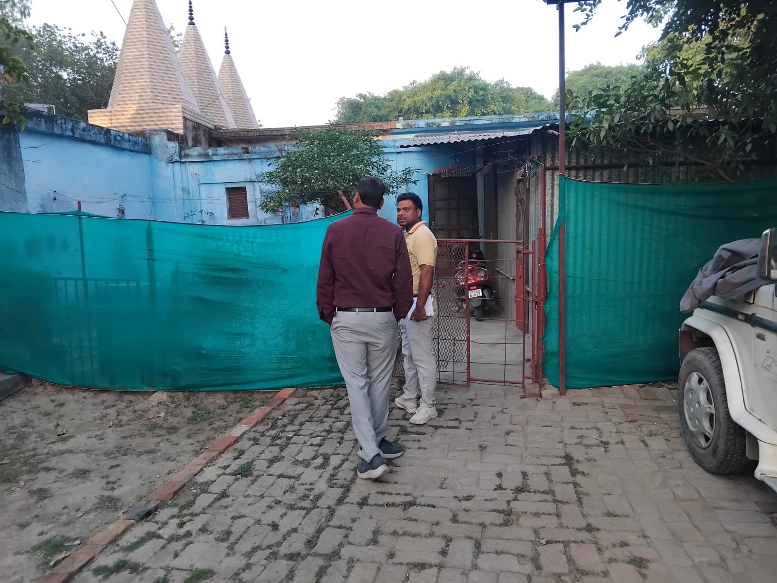 सीबीगंज की आईटीआर कॉलोनी में बिजली चोरी की जांच करते विद्युत विभाग की टीम। सीबीगंज की आईटीआर कॉलोनी में बिजली चोरी की जांच करते विद्युत विभाग की टीम।