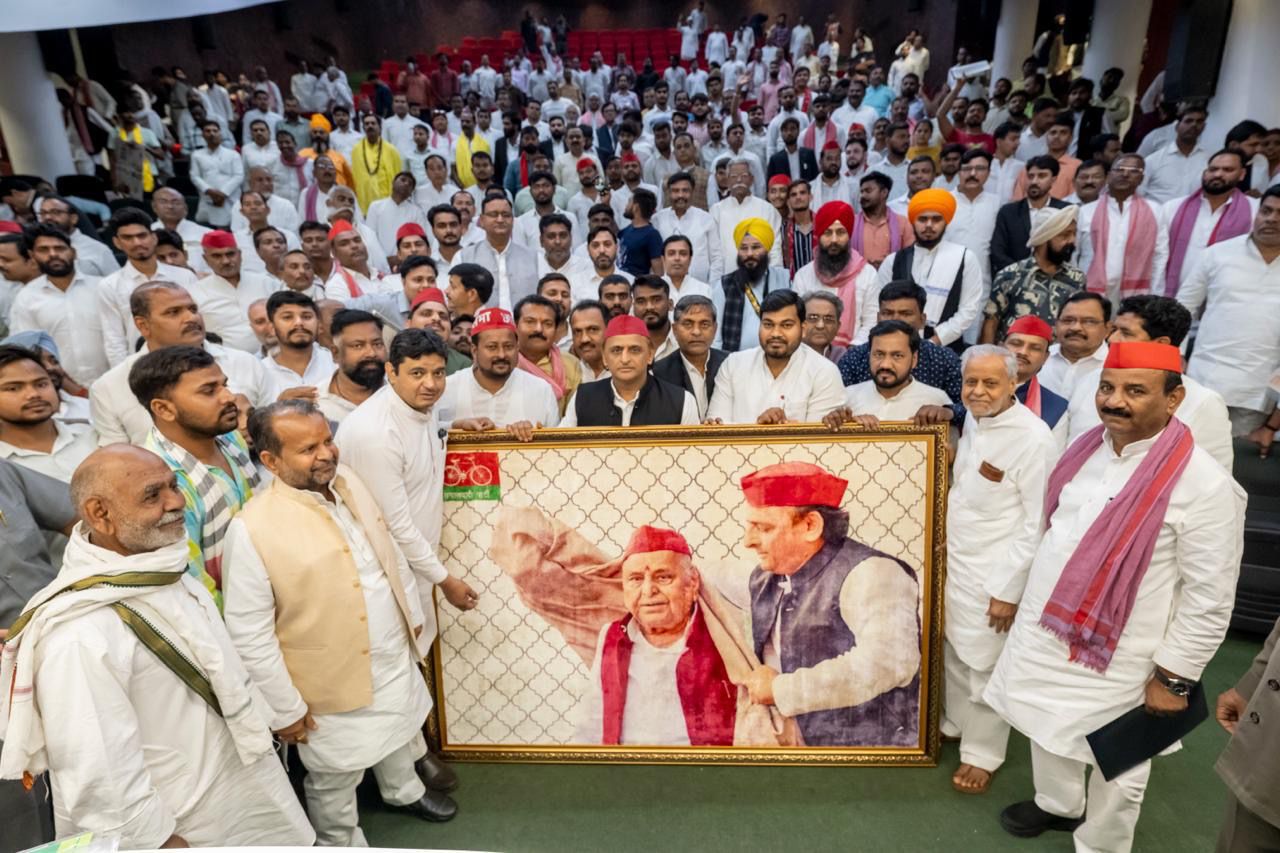 पार्टी मुख्यालय में सपा अध्यक्ष अखिलेश यादव कार्यकर्ताओं एवं नेताओं के संग नेताजी मुलायम सिंह यादव की फोटो के साथ