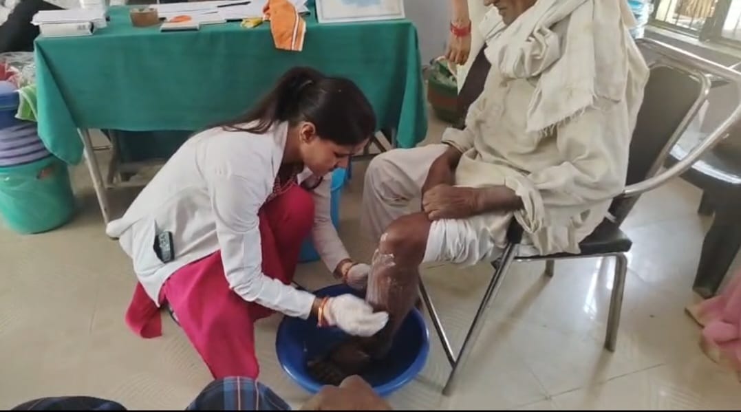 फोटो इलाज करती महिला