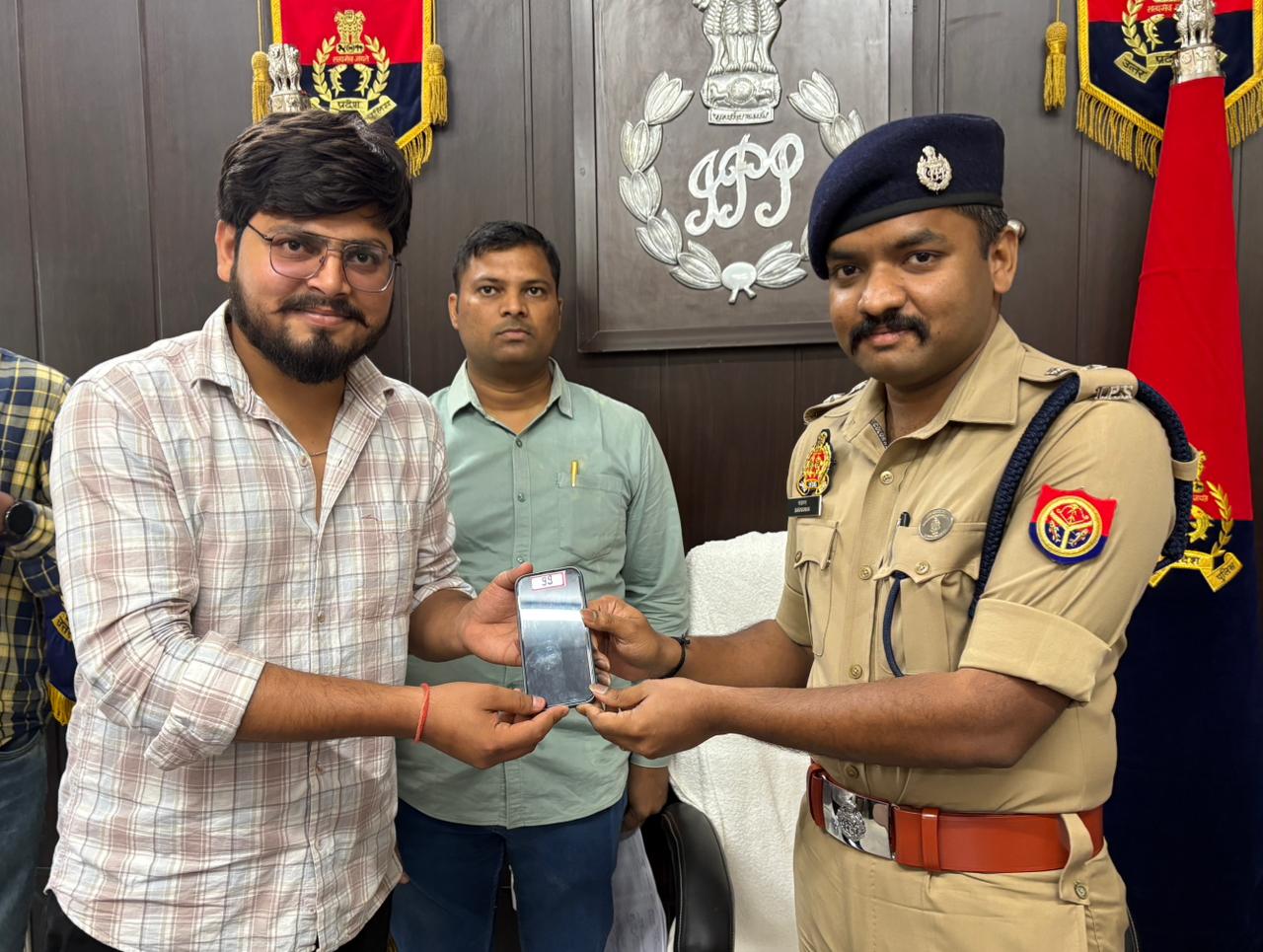 युवक को मोबाइल फोन प्रदान करते पुलिस