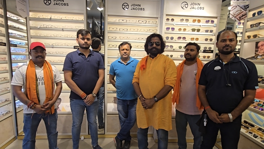 श्री राम सेवा संघ के कार्यकर्ता लेंसकार्ट के लोग