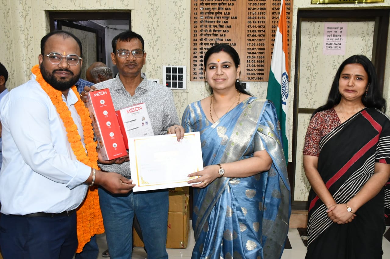 फोटो पार्टी के नेताओ के साथ