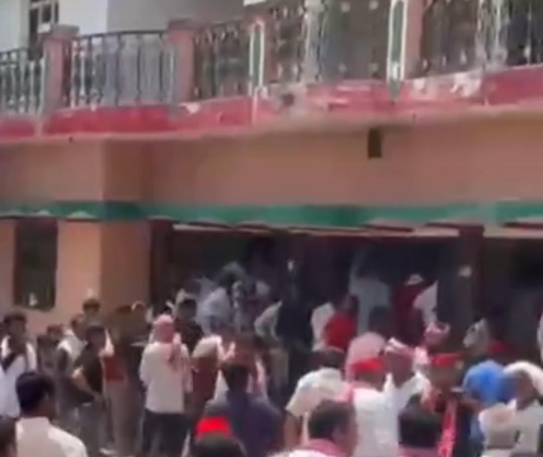 दिवंगत अधिवक्ता के घर  जुटी  भीड़