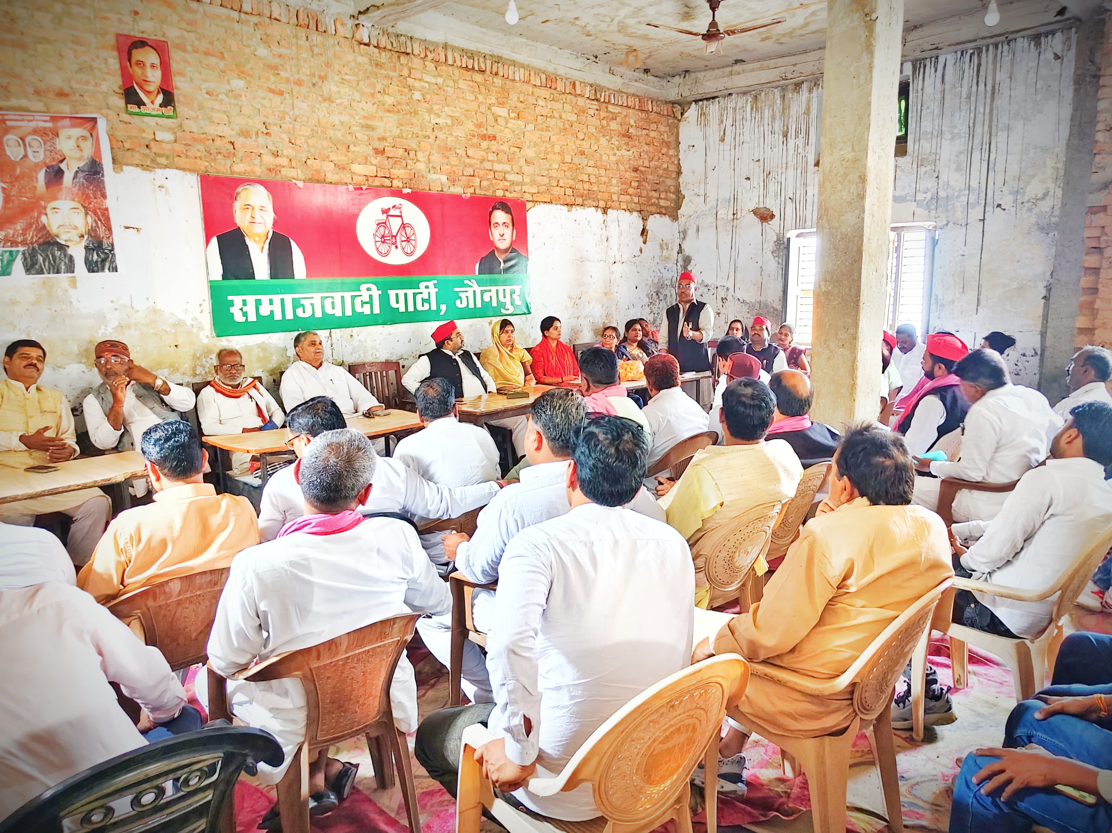 सपा के लोग बैठक करते हुए