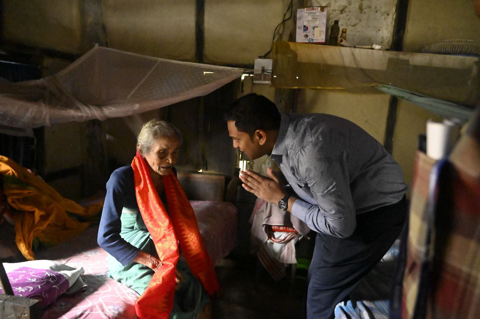 हर द्वार पर लोकतंत्र : कोकराझार में 101 वर्षीय मतदाता सुकाली बर्मन का सम्मान।