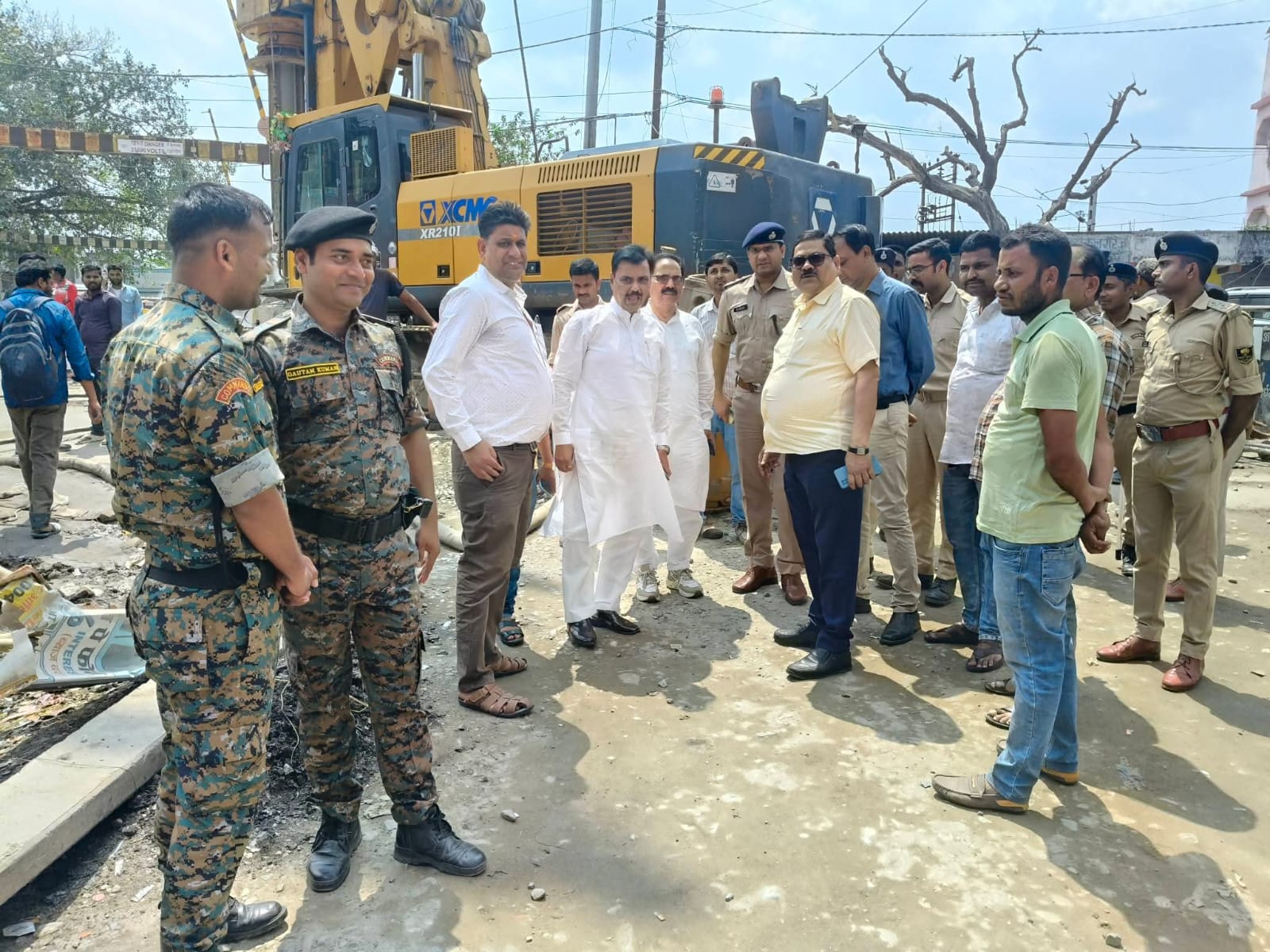 अररिया फोटो:प्रशासनिक अधिकारियों के साथ शांति समिति सदस्य