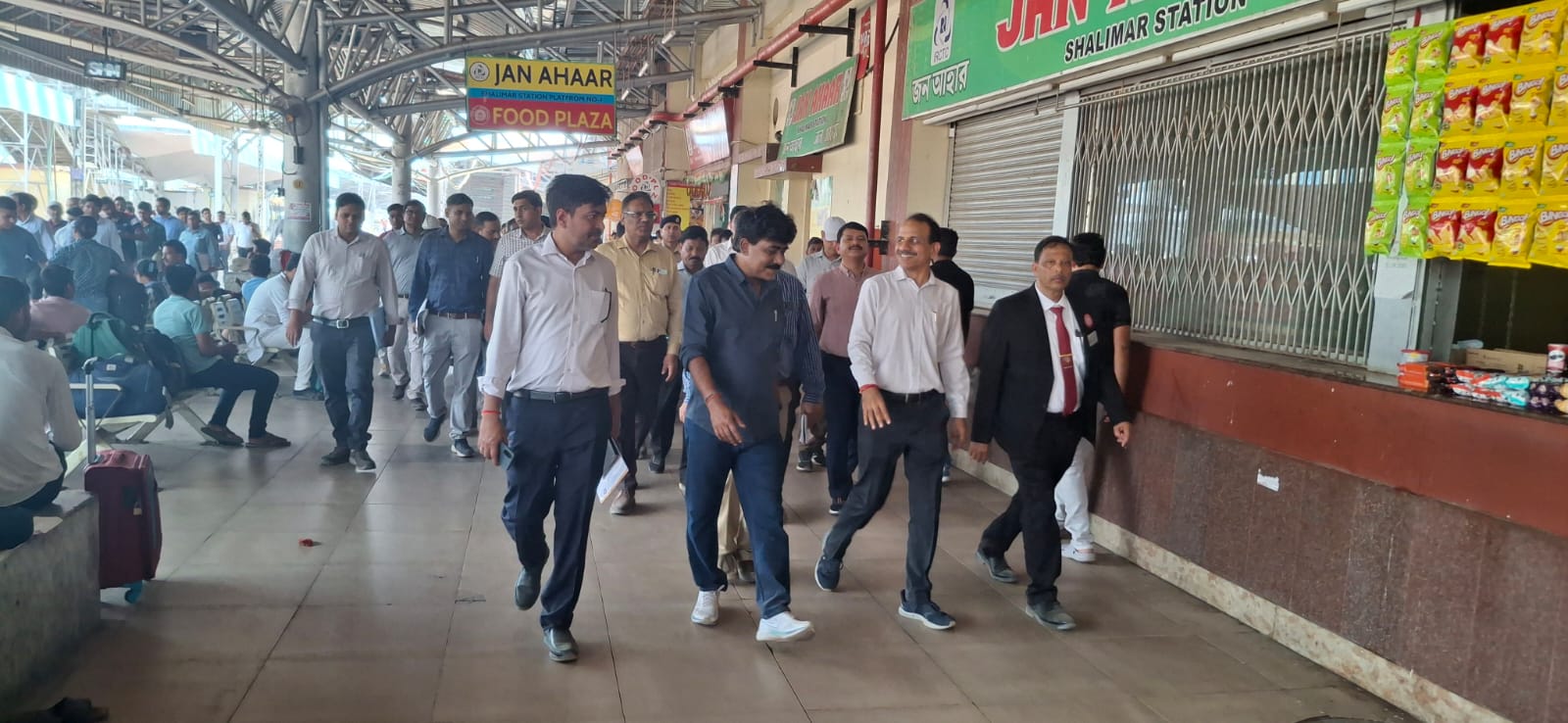 शालीमार और सांतरागाछी स्टेशन का निरीक्षण  करते हुए महाप्रबंधक
