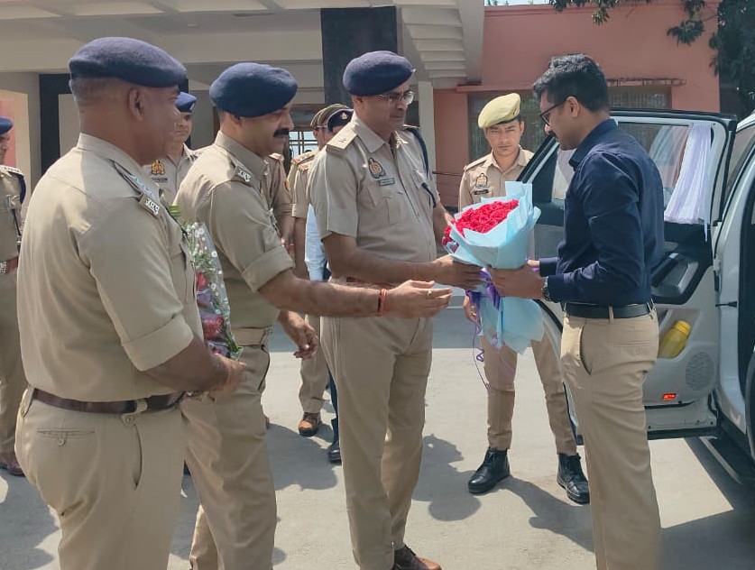 फोटो :  पुलिस अधीक्षक पुलिस कर्मियों से मिलते