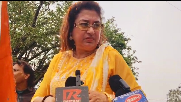 पत्रकार से बात करते शताब्दी राय