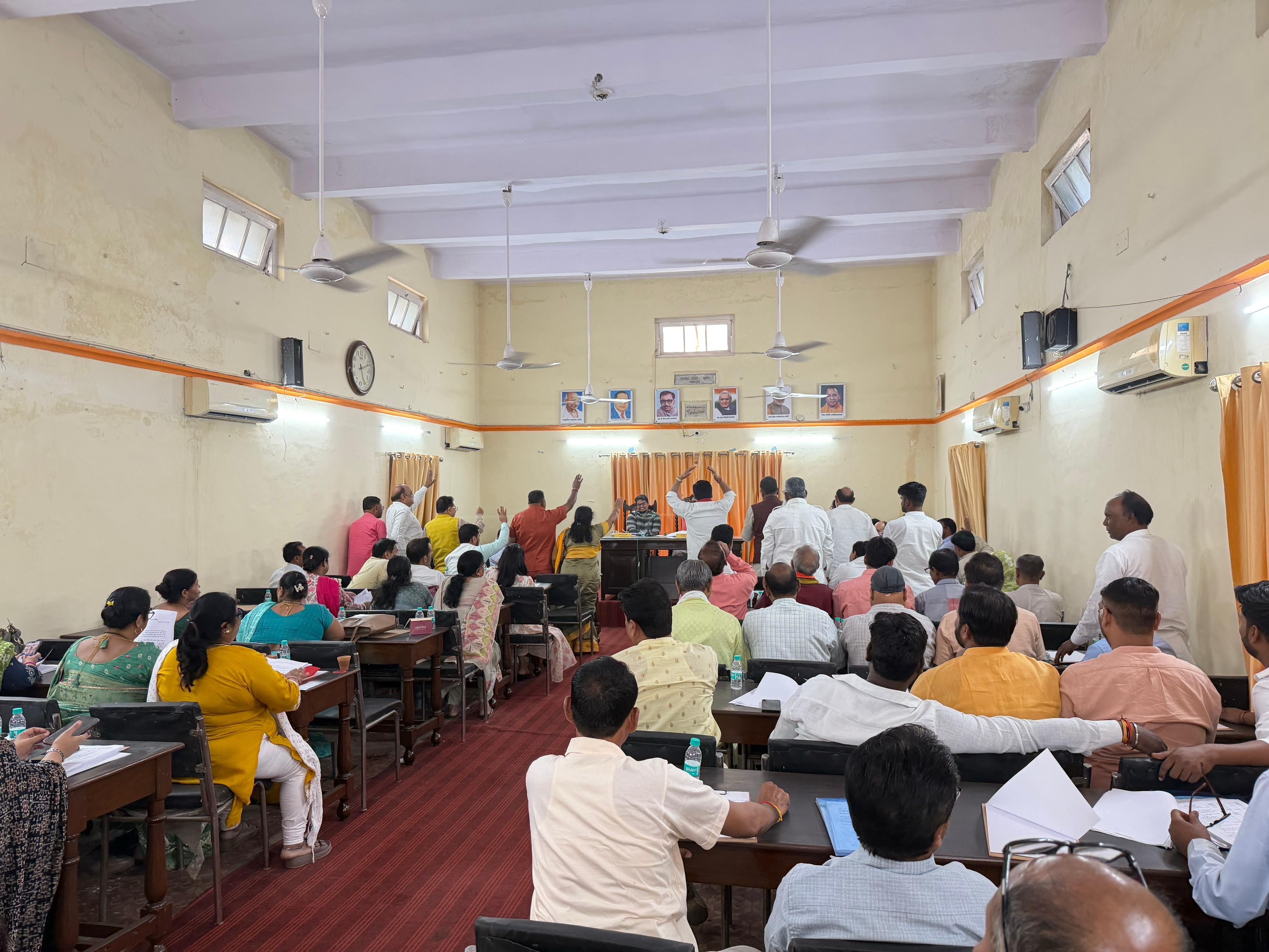 नगर निगम बोर्ड बैठक में 1090 करोड़ का बजट सर्वसम्मति से पास करते महापौर डॉ. उमेश गौतम व अन्य अधिकारी।