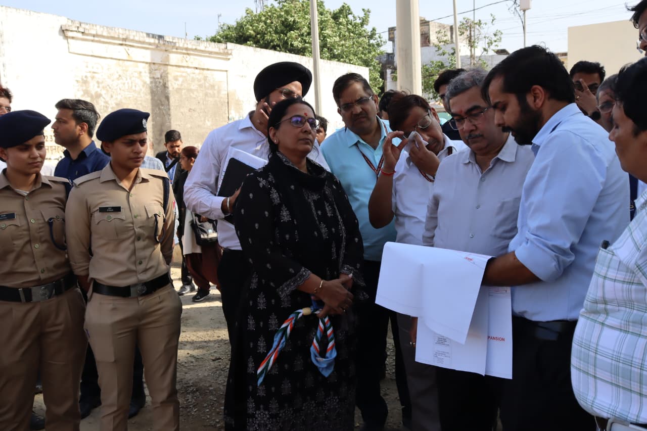 काकोरी–शाहजहांपुर रेलखंड का निरीक्षण करते उत्तर रेलवे महाप्रबंधक। काकोरी–शाहजहांपुर रेलखंड का निरीक्षण करते उत्तर रेलवे महाप्रबंधक।