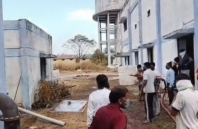 झाबुआ में वाटर फिल्टर प्लांट से गैस के रिवास के बाद मौके पर अधिकारी झाबुआ में वाटर फिल्टर प्लांट से गैस के रिवास के बाद मौके पर अधिकारी